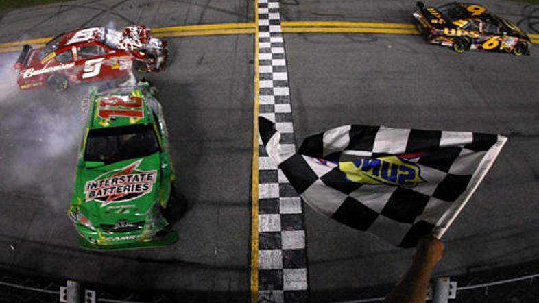 Busch je po hudi nesreči in trčenju v zid vendarle odrsel čez ciljno črto in bil