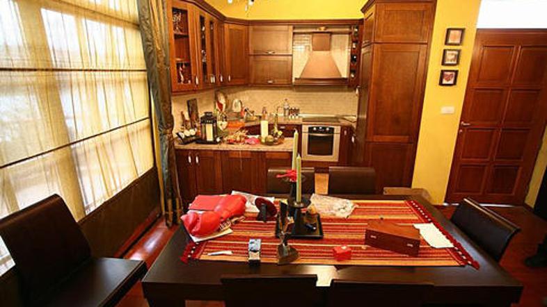 V njegovem stanovanju stvari še vedno stojijo tako, kot jih je pustil Toše.