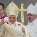 Papež Benedikt XVI. se je postavil v bran celibatu. (Foto: Reuters)