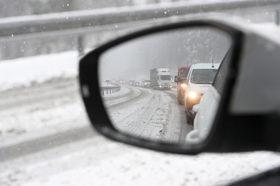 sneg avto kolona zastoj