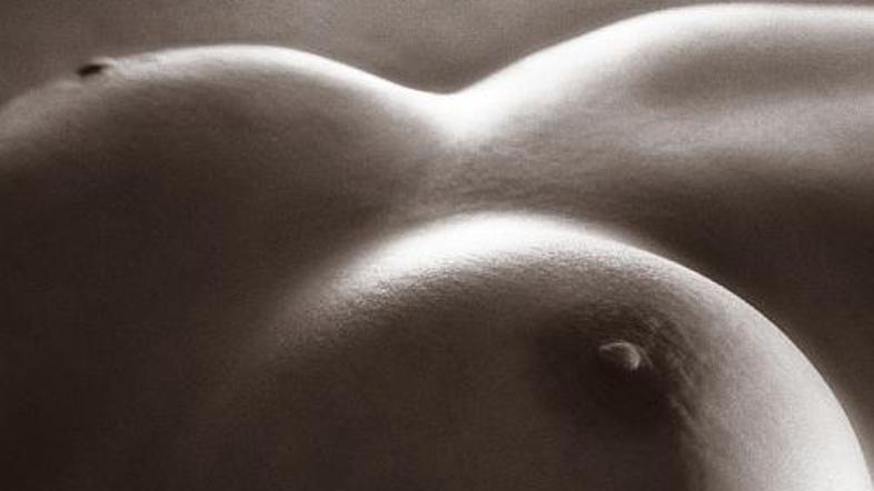 Nastavila sem mu svoje ogromne prsi ...