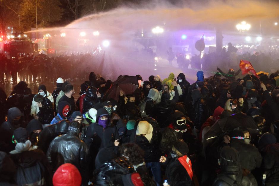 spopad protestnikov in policije na protestu v Ankari | Avtor: Profimedia