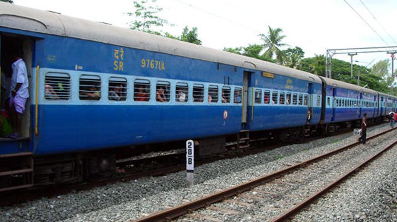 Po poročanju Skynewsa je vlak, na katerem naj bi bilo okoli tisoč potnikov, zaje