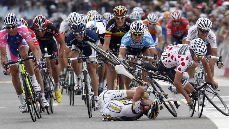 Alessandro Petacchi (skrajno levo) je izkoristil padec Cavendisha in Hausslerja 