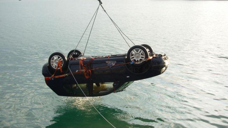 Avtomobil so takole dvignili iz morja.