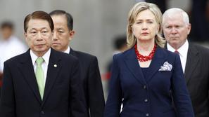 Hillary Clinton in južnokorejski zunanji minister Ju Mjung-hwan (v ospredju). (F