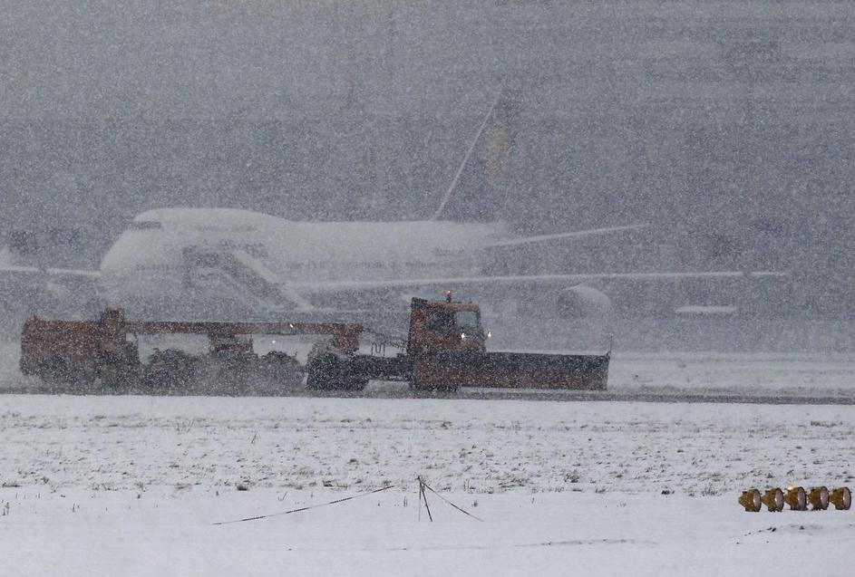 Na letališču v Frankfurtu je več kot 40 cm snega. Na treh največjih letališčih v