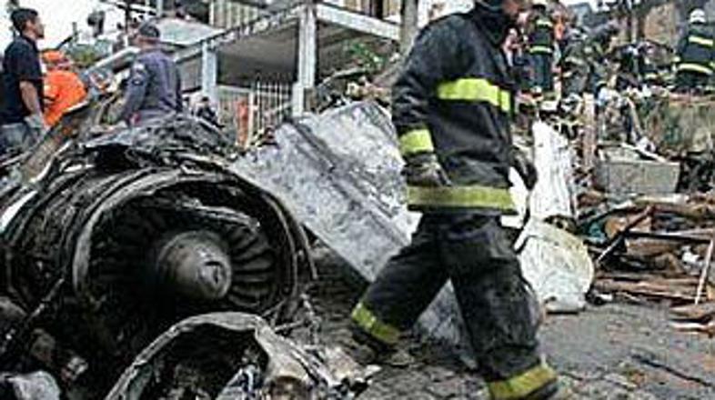 Gasilci so se več ur mučili z odstranjevanjem razbitin in delov hiš.