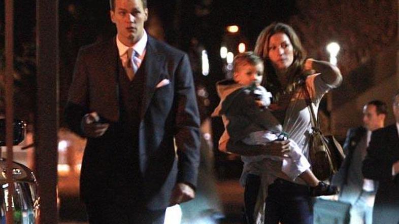 Mladoporočenca na sprehodu z njegovim sinom.