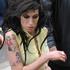 Sprašujemo se kakšna je Amy Winehouse brez lasulje. 