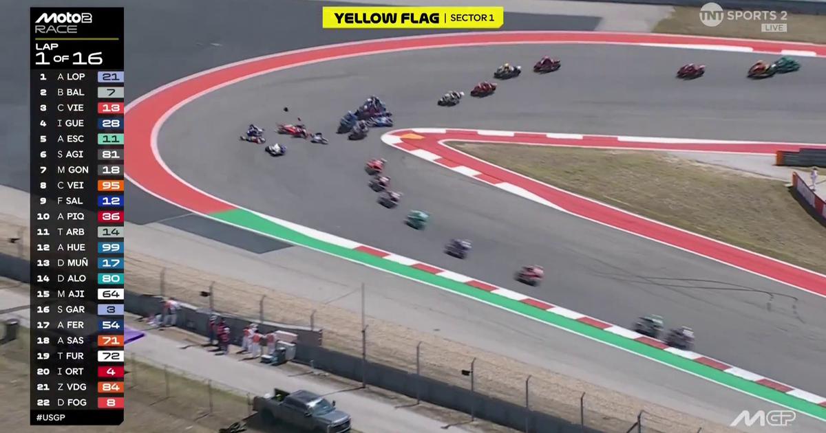 Grozljiva nesreča, dirkač pokosil konkurente, vsem je zastal dih