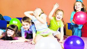 Na najdaljšo noč v letu se otroci lahko zabavajo z vrstniki, medtem ko vi pozno 