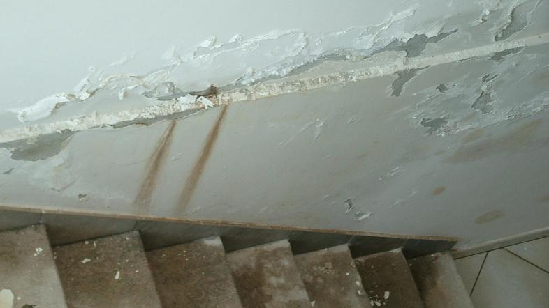 Na občini pravijo, da bo sanacija kanalizacije, ki zamaka v knjižnico, izvedena 