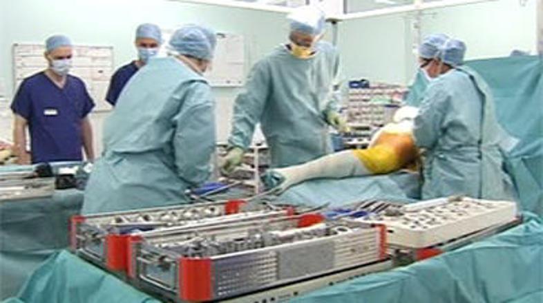 Britanski kirurgi preizkušajo novo tehniko, ki uporablja izvorne celice za popra