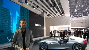 Domagoj Đukec pred BMW konceptom vision connected drive. (Foto: Gregor Prebil)