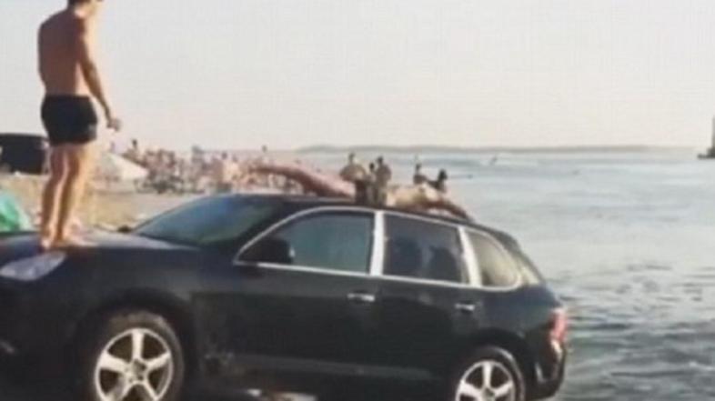 Porsche cayenne kot vodni tobogan