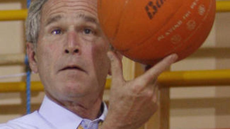 Ameriški predsednik George Bush, ki se mu počasi izteka mandat, je učencem na os