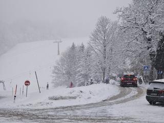 Sneg, zasnežena cesta, vreme, zima