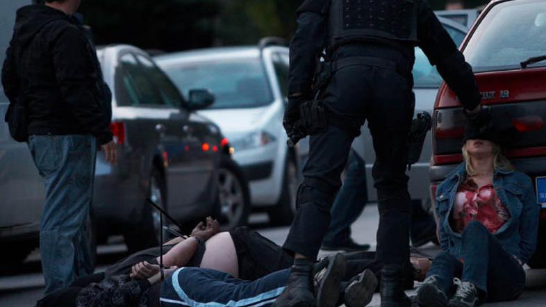 Pripadniki posebnih enot so aretiranim nadeli kapuce.