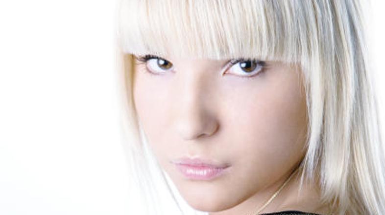 Če si želite lase posvetliti, naj vas pobarvajo v frizerskem salonu.