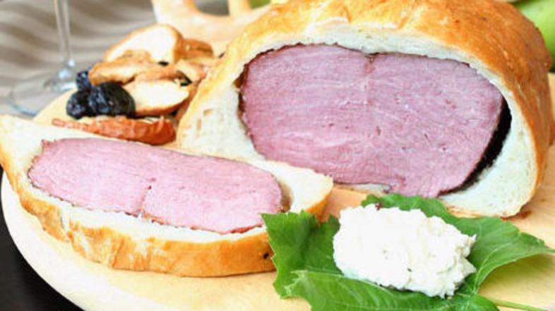 Preden jo zavijete v testo, okus lahko obogatite s premazom iz gorčice, kumine i