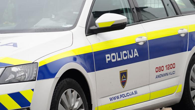 Novice: Pri nas. Streljal v avto.