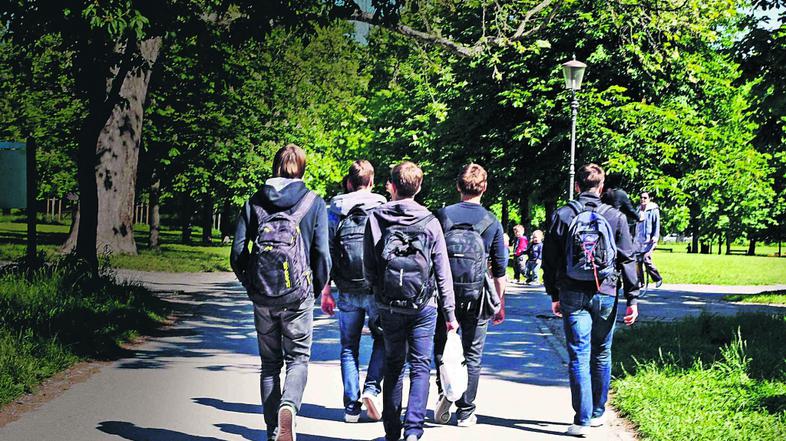 Slovenija 17.05.2012 mladostniki, mladi, dijaki, studenti, mladina, fantje na sp