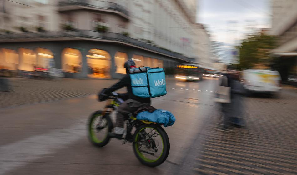 Dostavljali v snegu in nalivu, Wolt pa dodatka naj ne bi izplačal