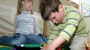 Po mnenju pediatrov se predšolski otroci preveč zadržujejo v igralnicah. (Foto: 
