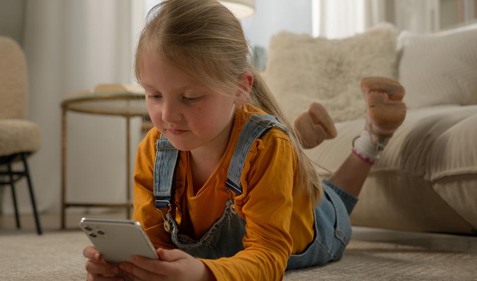 Zdaj je uradno: Tako bo Evropa otrokom omejila dostop do družbenih omrežij