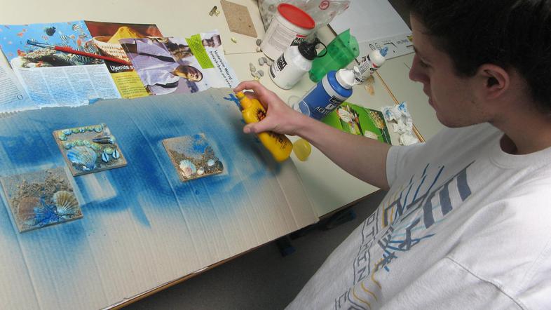 Izdelovanje dekoracij je bil eden od petih projektov, med katerimi so udeleženci