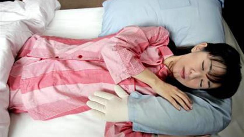 Za razliko od moškega blazina ne smrči in ne godrnja. (Foto: AP)