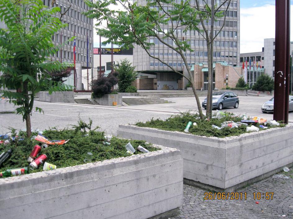 Smeti na trgu republike