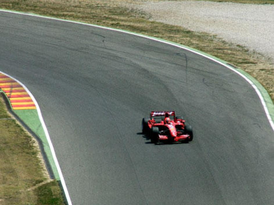 Takole je ta petek Michael Schumacher v Maranellu dirkal z dirkalnikom F2007.
