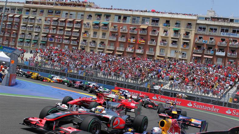 Varnostni avto je pogosto usoden, tokrat je bil za Ferrari in Mercedes. (Foto: E