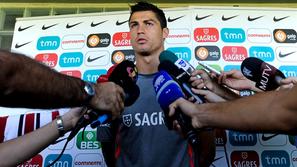 Cristiano Ronaldo pred novinarskimi mikrofoni