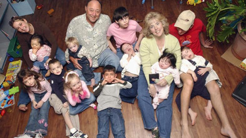 Billingsova sta posvojila dvanajst otrok, med katerimi je nekaj takšnih s posebn