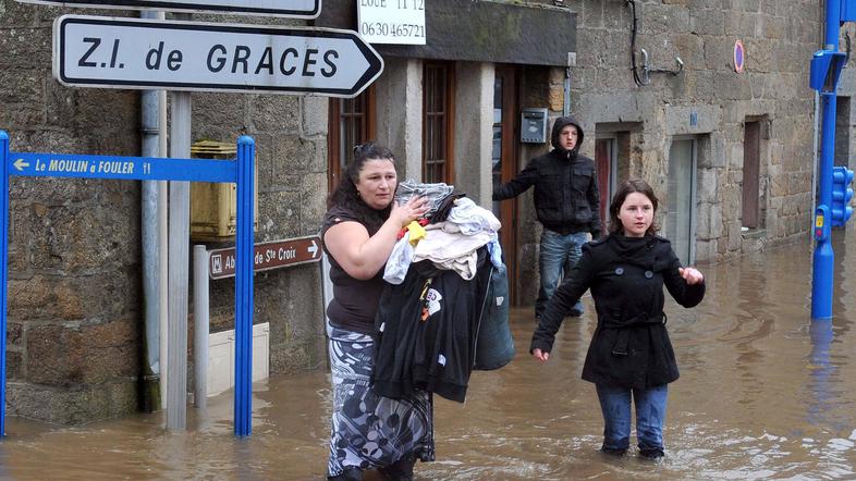 Ljudje rešujejo, kar se rešiti da. (Foto: EPA)