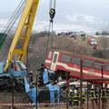 V trčenju vlaka in avtobusa na Slovaškem je po zadnjih podatkih umrlo 13 ljudi, 