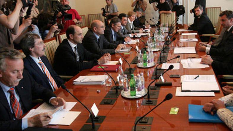 Arhar je ob robu srečanja bančnikov in Pahorja opozoril, da je šla politika pri 