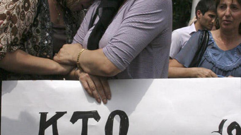 Protestniki so se ob umoru Natalije Estemirove s plakatom spraševali ''Kdo je na