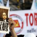Z novimi zakoni se po mnenju protestnikov Berlusconi poskuša zaščititi pred soje