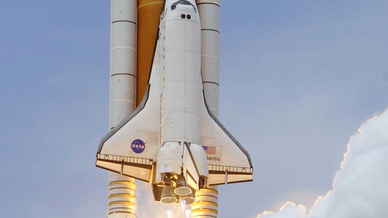 Raketoplan Atlantis je poldrugo minuto po vzletu poškodoval trd predmet, vendar 