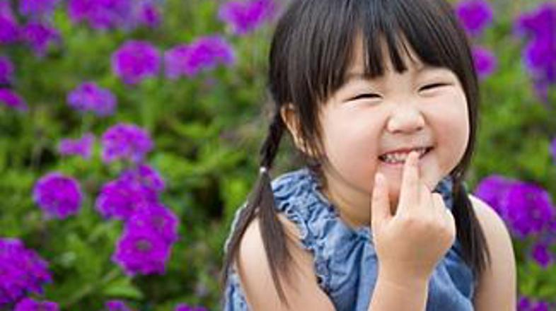 Dvanajstletna deklica se ne more nehati smejati.