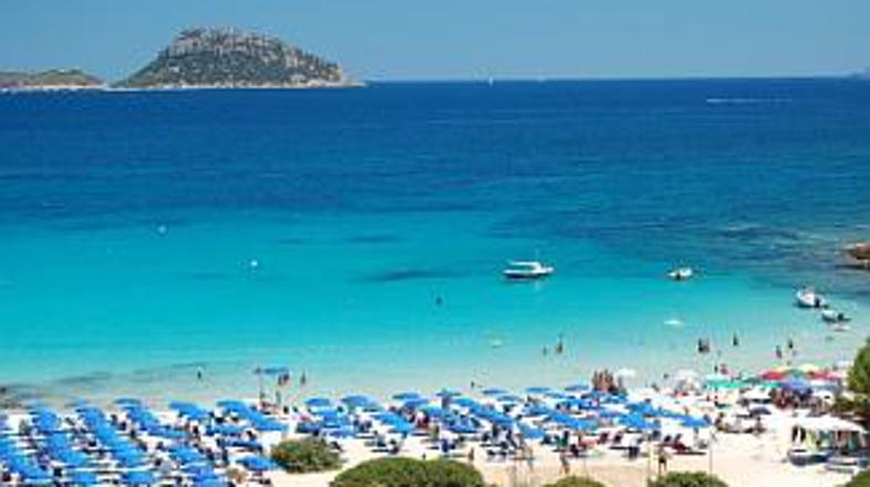 Na Sardiniji je napihljivo cerkev skoraj odpihnil veter, ob Jadranu pa je šlo bo