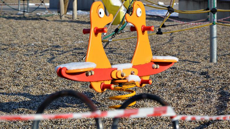 Šola epidemija covid igrišče otroci trak