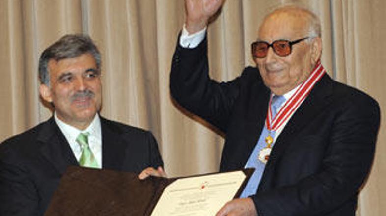 Yasar Kemal je prestižno nagrado prejel od turškega predsednika Abdullaha Gula (
