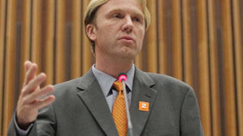 Predsednik stranke Zares Gregor Golobič je povedal, da se v zvezi z zdravstvenim