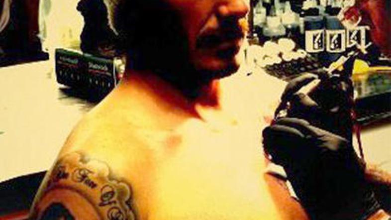 David Beckham je na Facebooku oboževalcem sporočil, da ima novo tetovažo. (Foto: