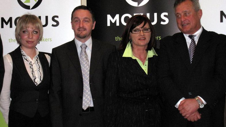 Marjana Kreitner, direktorica Motusa CEE, (v sredini), v družbi sodelavcev (Foto